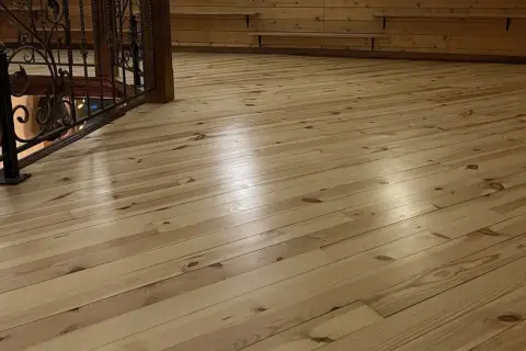 Drewniana podłoga po olejowaniu, lśniąca i gotowa do użytku. Zastanawiasz się, ile schnie olej do drewna? Ta podłoga dowodzi, że warto poczekać.