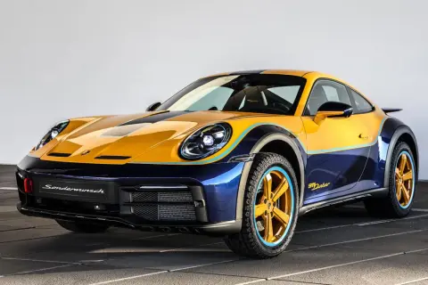 Gul och mörkblå Porsche 911 Dakar redo för ett äventyr. Denna porsche safari-inspirerade bil har högre markfrigång och grova däck.
