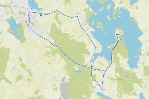 Mapa turystyczna z zaznaczoną trasą wokół miasta nad jeziorem Skiertąg. Widoczne jezioro, lasy i zabudowania.