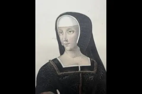 Retrato de Luisa de Saboya, con su característico tocado y vestido oscuro.