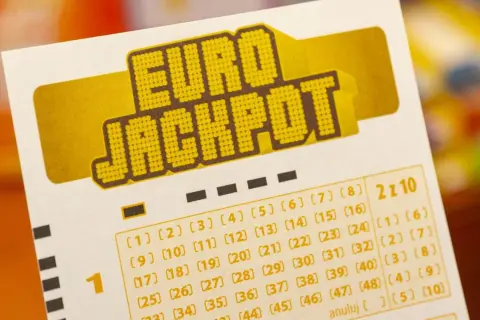 Kupon Eurojackpot z zaznaczonymi liczbami. Sprawdź, czy to właśnie Twoje euro dżekpot wyniki przyniosą Ci wygraną!