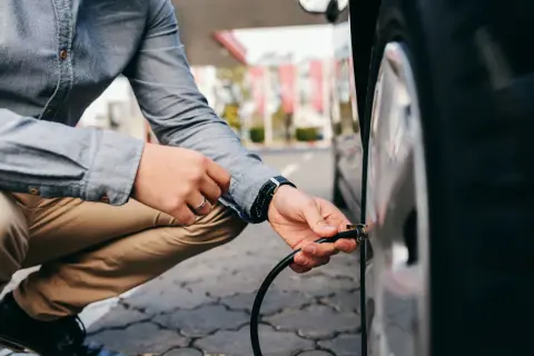 Jakie ciśnienie w oponach 215/45 R17? Uniknij niebezpieczeństw na drodze