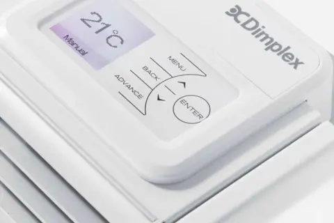 Panel sterowania pieca akumulacyjnego Dimplex z wyświetlaczem temperatury 21°C i przyciskami nawigacyjnymi.