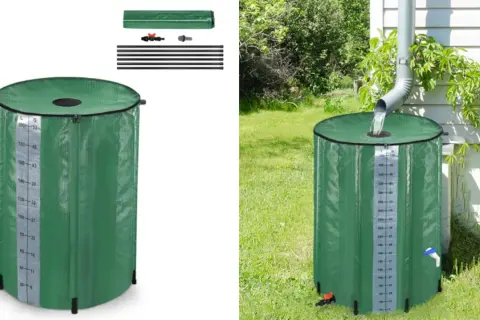 Barril verde para recoger agua de lluvia, con medidor de nivel. Se muestra vacío y recibiendo agua de un canalón.