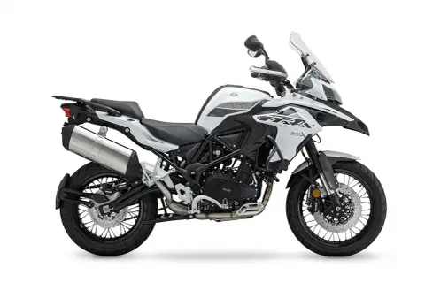 Motocicleta blanca y negra estilo maxi trail, lista para aventuras.
