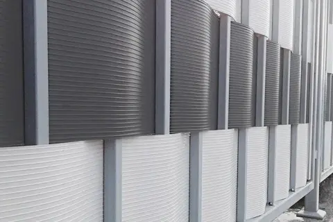 Skuteczne sposoby na osłonięcie balkonu w bloku od słońca