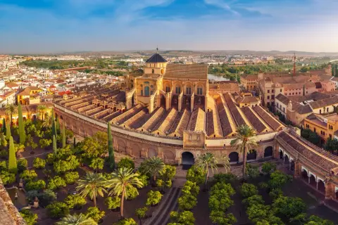 Vista aérea de la Mezquita-Catedral de Córdoba, uno de los monumentos de Córdoba más impresionantes, con su patio de naranjos y la ciudad al fondo.