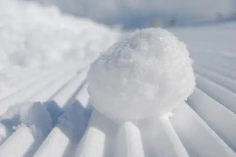 Kula śnieżna na przygotowanym stoku narciarskim. To właśnie jest cold, czyli zimno, które czuć na skórze.