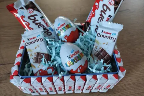 Jak zrobić tort z batoników Kinder? 2 pomysły krok po kroku