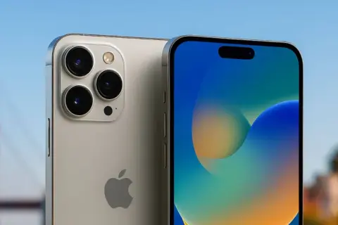 Nowy iPhone z potrójnym aparatem na tle Mostu Golden Gate i palmy.