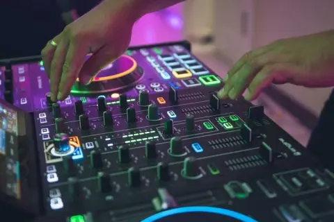 DJ na 40. urodziny: Cennik, usługi i jak wybrać najlepszego?