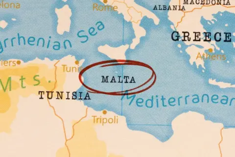 Mapa pokazuje, gdzie leży Malta, wyspa na Morzu Śródziemnym, między Tunezją a Grecją.