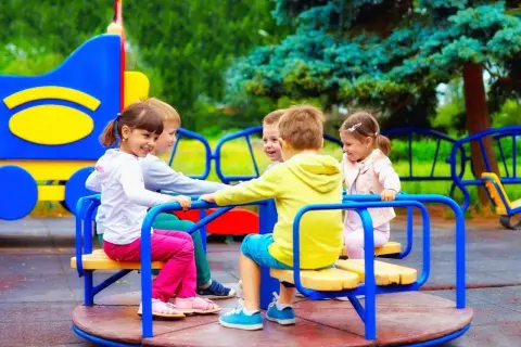 Plac zabaw: Od kiedy niemowlę? Samodzielność 7-latka i bezpieczeństwo