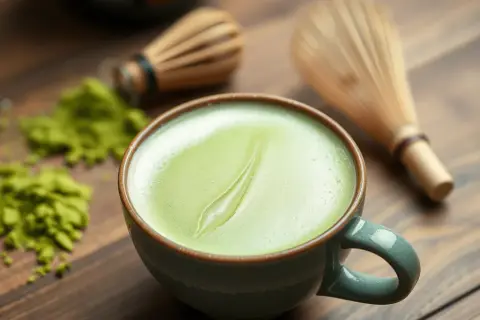 Matcha latte co to? Poznaj składniki, przygotowanie i korzyści