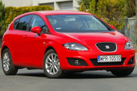 Czerwony Seat Leon 2 z polskimi tablicami rejestracyjnymi WPR 10510.