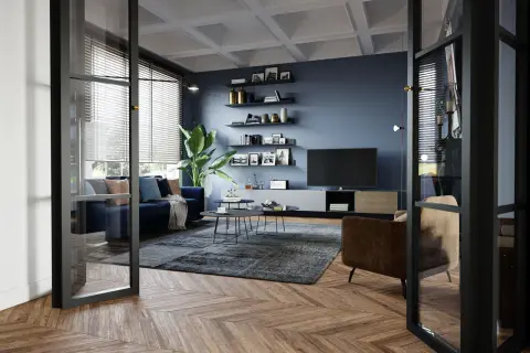 Soggiorno moderno con divano blu, poltrona marrone, tappeto grigio e TV. Idee su come arredare un soggiorno con stile e funzionalità.