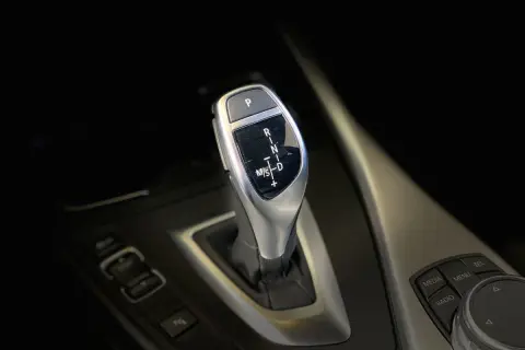 Levier de vitesse d'une voiture automatique, idéal pour un permis de conduire boite automatique. P, R, N, D, S.