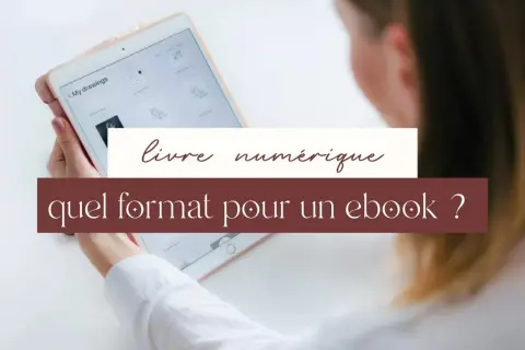 Une personne tient une tablette affichant des dessins, avec le texte "livre numérique quel format pour un ebook ?" superposé.