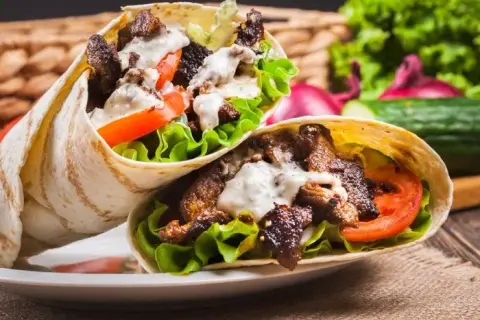 Ile kalorii ma kebab w tortilli? Zaskakujące różnice w kaloryczności