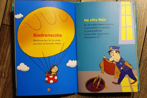 Otwarta książka z ilustracjami: biedronka w balonie i policjant przy studzience. Wierszyki dla dzieci.