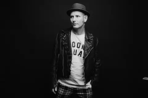 Corey Taylor, leader della band, con giacca di pelle, t-shirt e cappello.