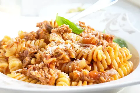 Fusilli-Pasta mit Thunfisch-Tomaten-Sauce, bestreut mit Parmesan. Ein köstliches Gericht, das zeigt, wie vielseitig Thunfisch-Rezepte sein können.