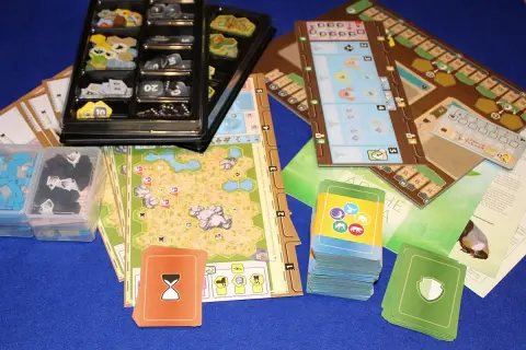 Brettspielkomponenten für "Arche Nova Strategie": Spielbrett, Karten, Marker und Tierfiguren.