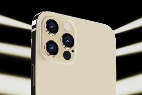 Dettaglio del modulo fotocamera dell'iPhone 12, con tre obiettivi e flash. La fotocamera megapixel cattura ogni dettaglio.