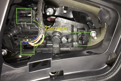 Audi A3 8P wymiana żarówki tył. Widoczne zatrzaski i wiązka przewodów w kloszu lampy.