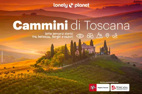 Dolci colline toscane illuminate dal tramonto, con una villa e cipressi. Titolo: "Cammini di Toscana".