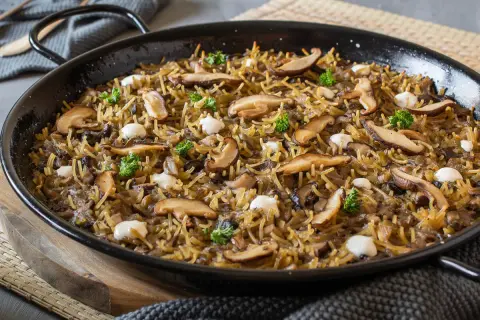 Fideuá de setas en paellera, con fideos finos, champiñones laminados y puntos de alioli. Un plato sabroso y otoñal.