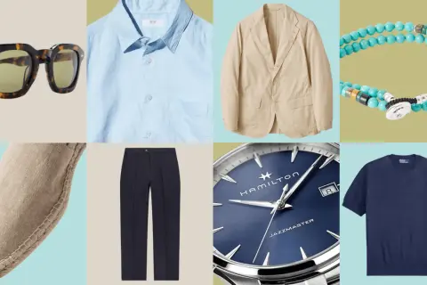 Outfit per matrimonio in spiaggia: uomo, con blazer beige, camicia azzurra, pantaloni blu, espadrillas e accessori.