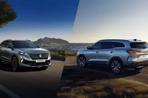 Dwa nowe modele renault suv: srebrny Austral na drodze z widokiem na miasto i góry, oraz błękitny Espace na tle morza i wybrzeża.