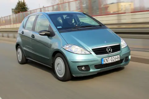 Turkusowy Mercedes Klasy A w ruchu drogowym. Mechanicy chwalą jego niezawodność i komfort jazdy.