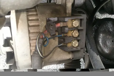 Alternateur de voiture avec fils connectés. Aide à diagnostiquer comment savoir si batterie HS ou alternateur.