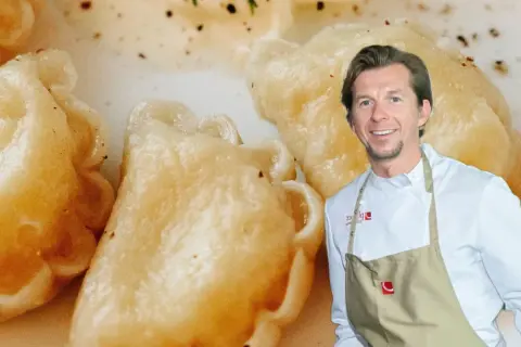 Szef kuchni prezentuje pyszne pierogi z serem, idealne na polski obiad.