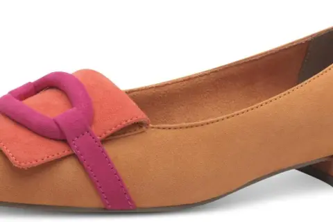 Scarpe da donna color mango con dettaglio a fiocco fucsia e arancione. Eleganti e comode per ogni occasione.
