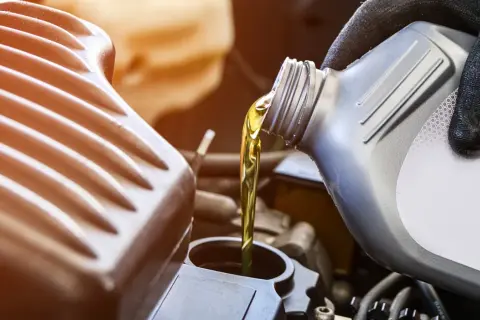 Motul czy Castrol 5W30 – który olej zapewni lepszą ochronę silnika?