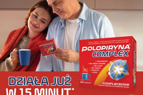 Para troskliwie trzyma kubek z herbatą, podczas gdy mężczyzna pokazuje opakowanie Polopiryna Complex, obiecując szybką ulgę w objawach przeziębienia.