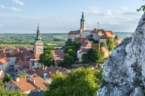 Blick auf eine malerische Stadt mit Kirchturm und Schloss, ein echter Geheimtipp Tschechien Urlaub.