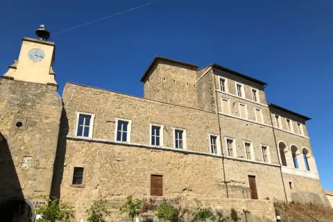 Antico palazzo con torre dell'orologio a Ischia di Castro, cosa vedere in questo borgo storico.