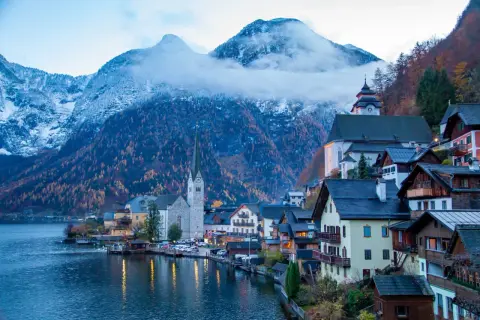 Hallstatt, Austria. Ciekawostki o tym malowniczym miasteczku obejmują jego położenie nad jeziorem i otoczenie gór.