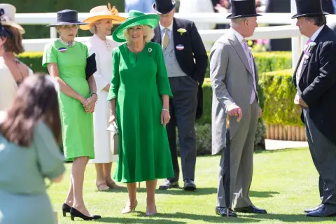 Königliche Gäste in grünen Kleidern und Zylindern, die den Royal Ascot Dresscode befolgen.