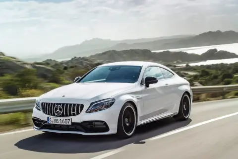 Mercedes-AMG C63 Coupé: V8 czy hybryda? Wybierz idealny model