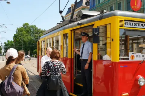 Wrocław jak dojechać z dworca na rynek? Wsiądź do zabytkowego tramwaju "Gustaw" z motorniczym.