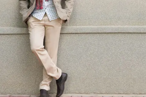 Stylizacje męskie ze spodniami khaki: 10 modnych inspiracji