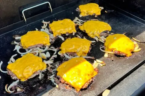 Co to smash burger? Odkryj sekrety idealnego burgera z grilla