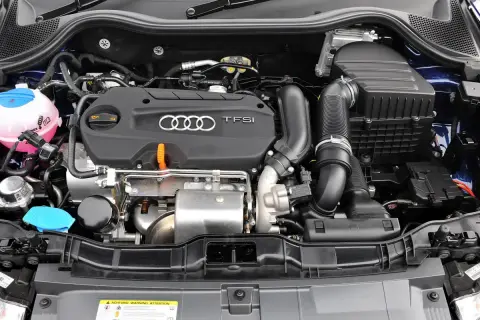 Silnik Audi 55 TFSI. Turbosprężarka i układ dolotowy widoczne w komorze silnika.