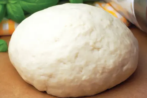 Pizza w 30 min? Szybkie rozmrażanie ciasta na pizzę bez wpadek