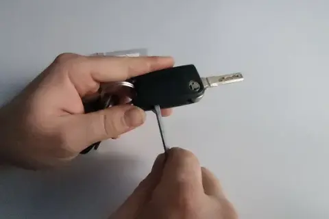 Wymiana baterii w kluczyku Skoda: Zrób to sam! Poradnik krok po kroku